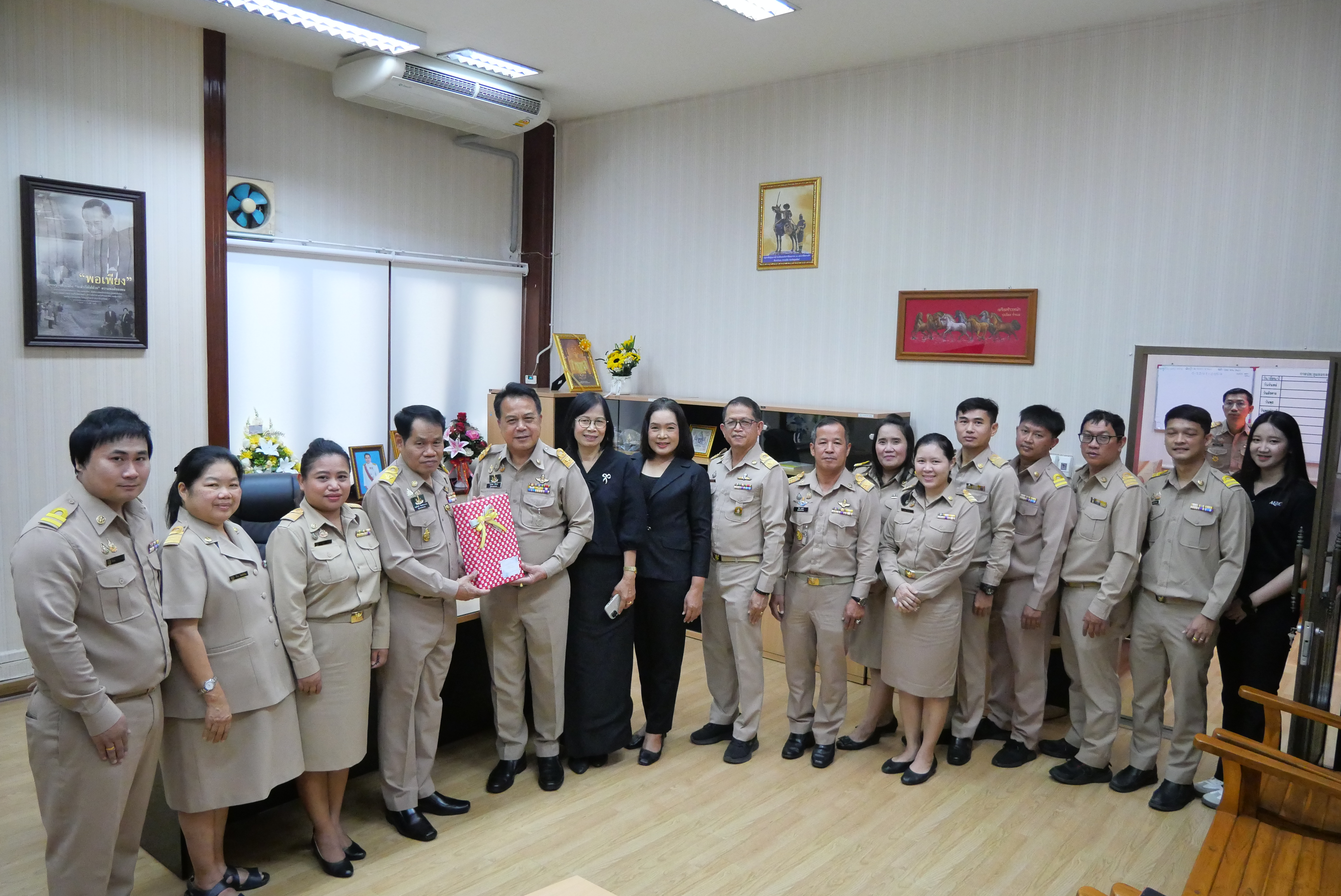 title - คณะผู้ตรวจราชการกรม ผู้อำนวยการสำนัก/กอง/ศูนย์/กลุ่ม ข้าราชการและเจ้าหน้าที่ ร่วมแสดงความยินดีแด่ รองเลขาธิการ ส.ป.ก. เนื่องในโอกาสเข้ารับตำแหน่งใหม่ 